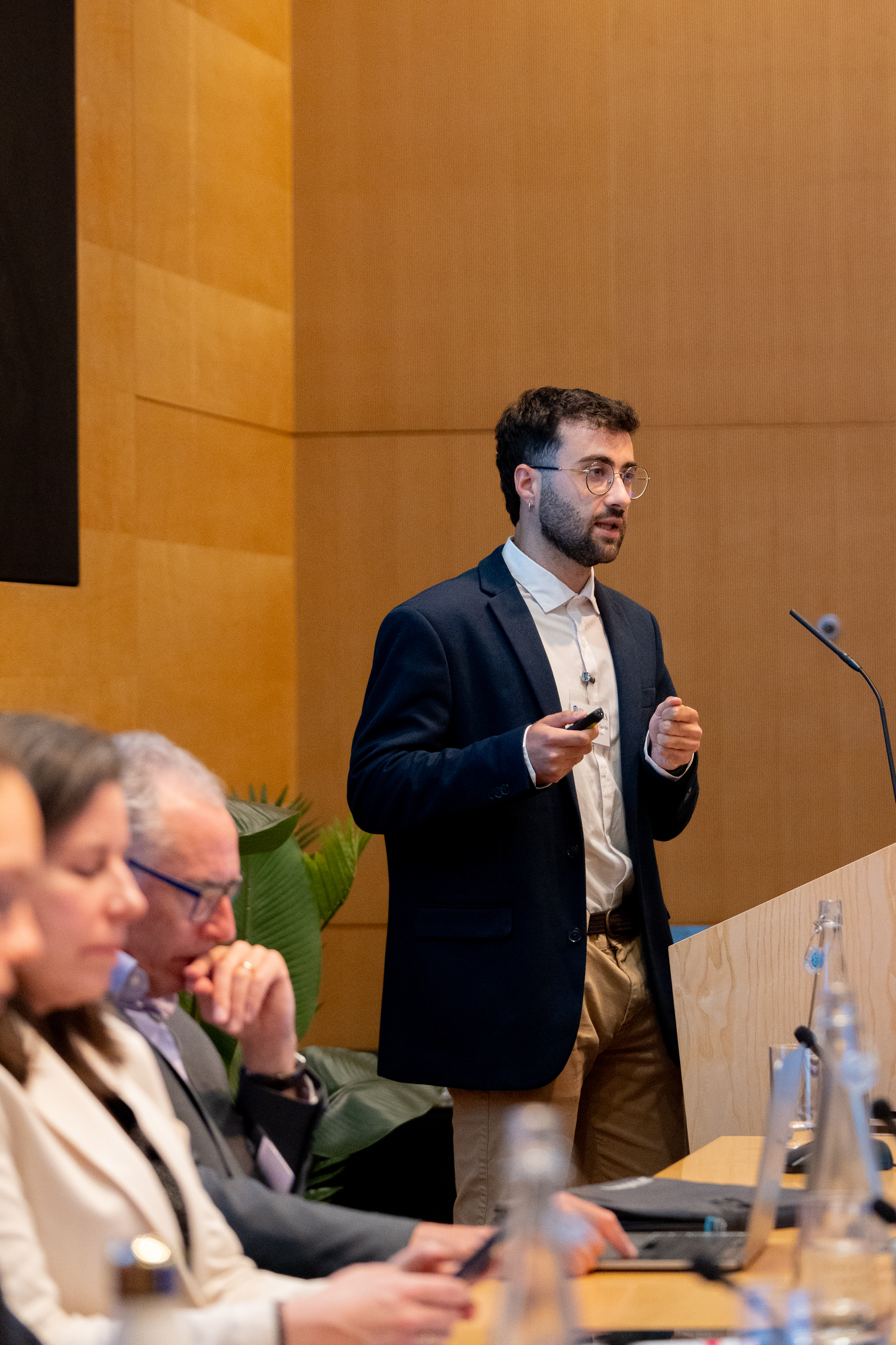 Alejandro Medina presentando en la CCP Annual Conference, Londres 2025