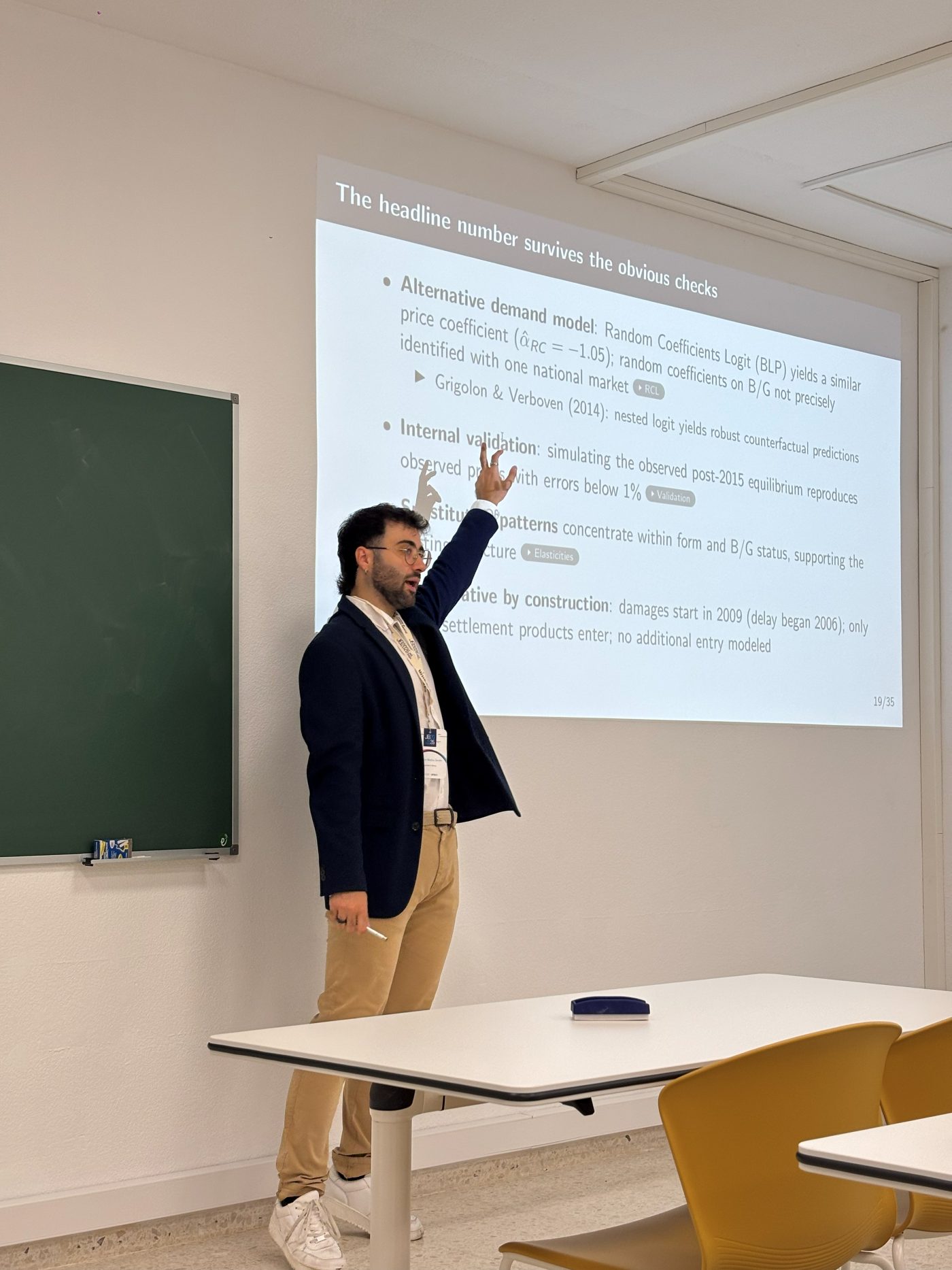 Alejandro Medina presentando en las XL Jornadas de Economía Industrial, Málaga 2026
