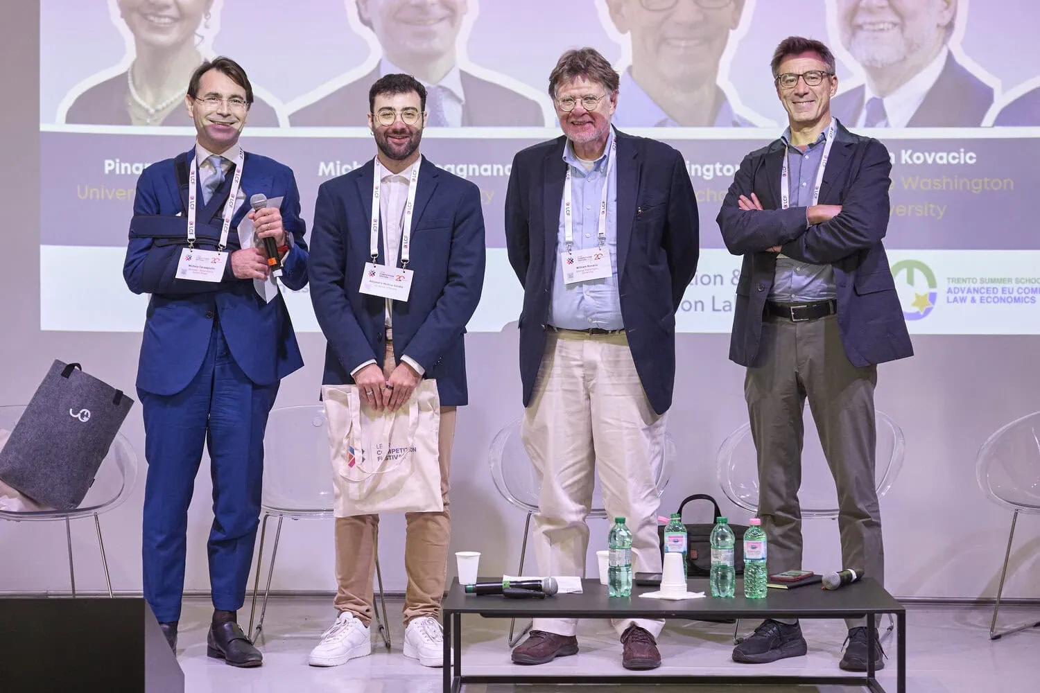 Alejandro Medina recibiendo el Premio de Investigación a Jóvenes Investigadores, LearLab Roma 2025